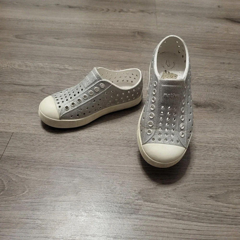 Native Jefferson Silver Glitter Slip On Sneakers Kids Size 10 Water Shoes Casual